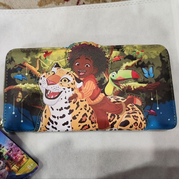 🔹️Disney 🔹️loungefly encanto long zip around wallet - Picture 1 of 8